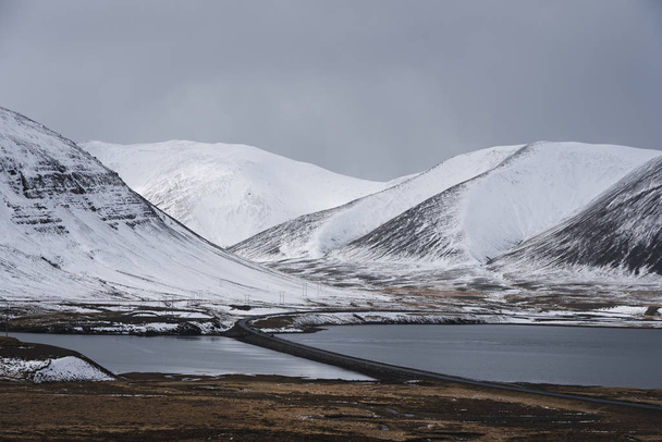 Тиха дорога через фіорд в Ісландії. - Фото, зображення