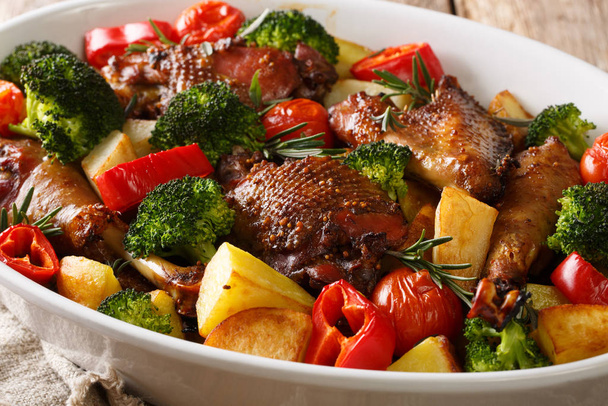 Balsamic chicken with potatoes, broccoli, tomatoes and bell pepp - Photo, Image