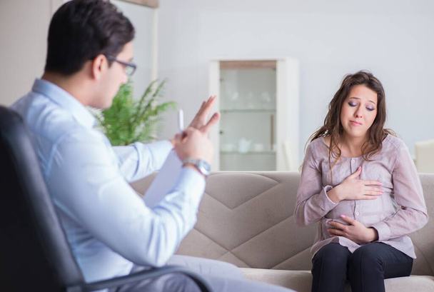 Pregnant woman visiting psychologist doctor - Fotografie, Obrázek