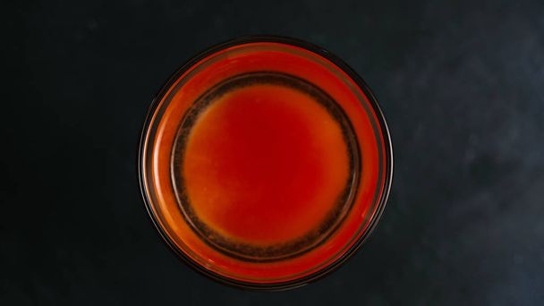 горілковий лимон, морський коктейль, соковмісний табасковий соус, кубики льоду
 - Фото, зображення