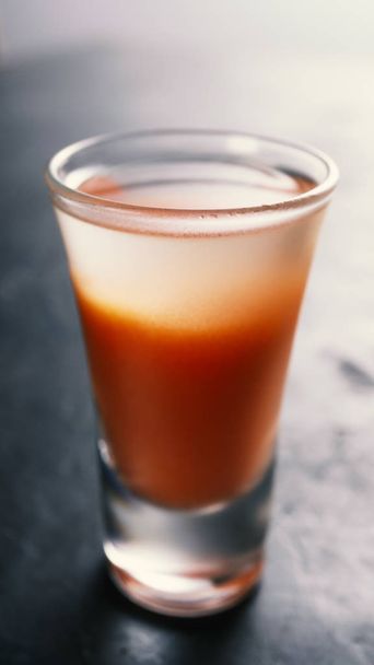 vodka limón, Mary cóctel, jugo salsa tabasco, cubitos de hielo
 - Foto, imagen