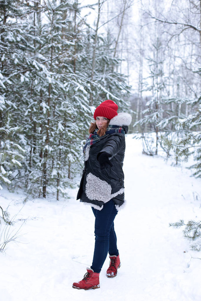 mladá žena se zrzavými vlasy na zimní procházku v lese chladné počasí a dobrou romantickou náladu - Fotografie, Obrázek