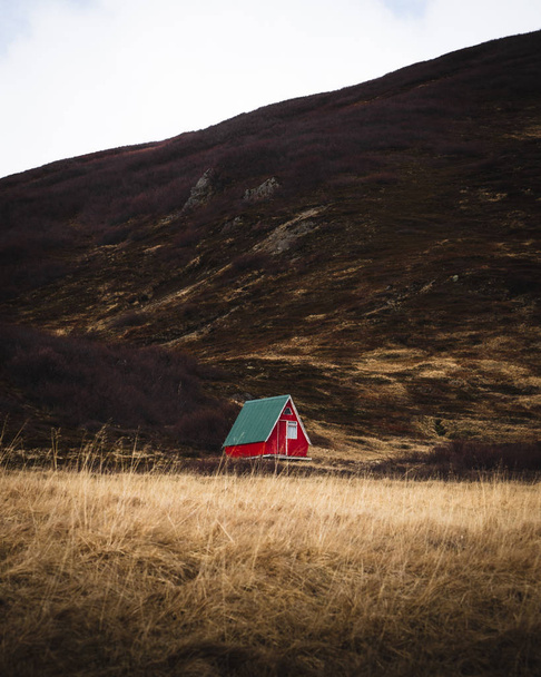 Red cabin in Icelandic wilderness - 写真・画像