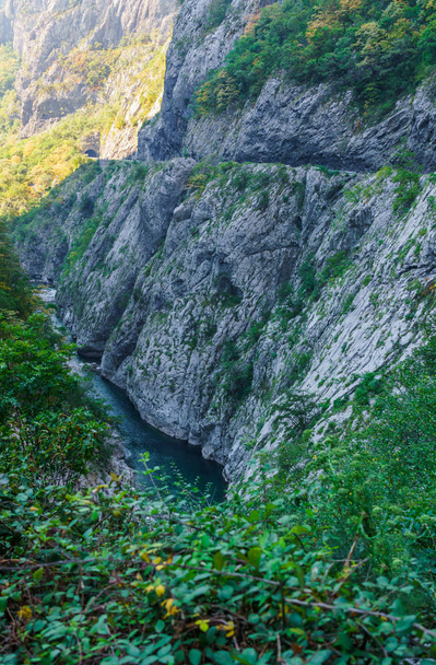el desfiladero del río Tara en Montenegro rodeado de pintorescas montañas.Europa. Septiembre de 2018
 - Foto, Imagen