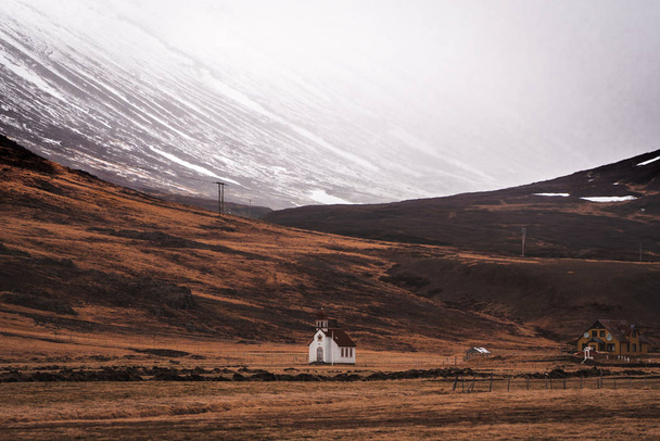 Belle église isolée dans la nature islandaise
 - Photo, image