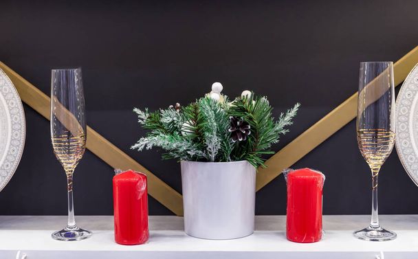 Decorazione della tavola di Natale con candele rosse, rami di albero di Natale e bicchieri di champagne
. - Foto, immagini