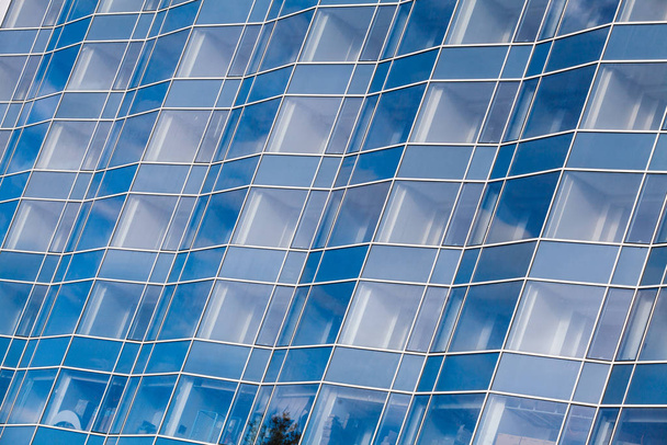 Piękne struktury architektoniczne. Budynki szklanych okien. Tło szklanych okien - Zdjęcie, obraz