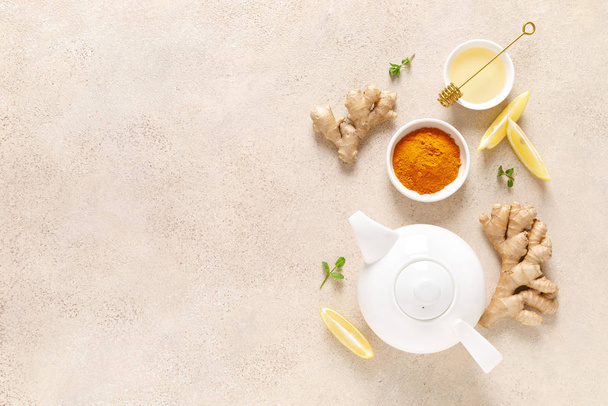 Ginger turmeric tea with honey, fresh lemon and mint - Foto, imagen
