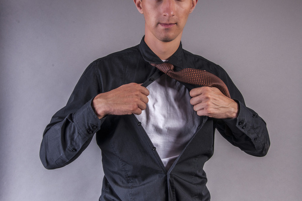 молодий бізнесмен тягне сорочку
 - Фото, зображення