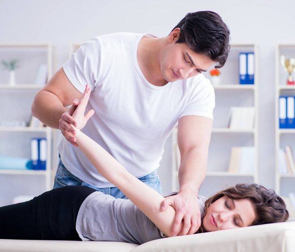Jovem médico quiroprático massageando mulher paciente - Foto, Imagem