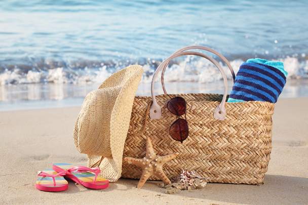 Nyári strand táska, homokos strandon - Fotó, kép