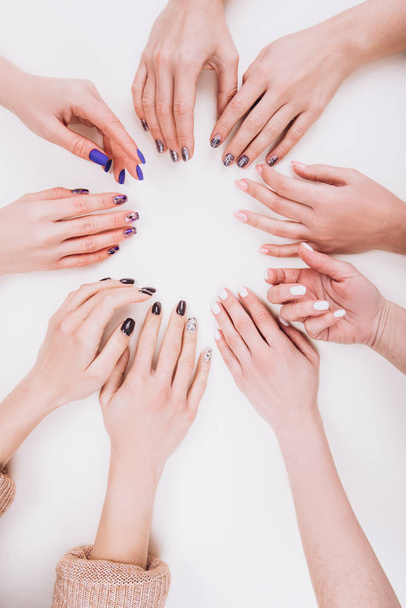 Delicate girlish hands with a stylish manicure in the form of a circle.  - Foto, immagini