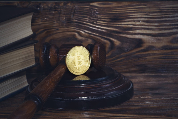 rechters hamer en bitcoin gouden munt. Digitale valuta. - Foto, afbeelding