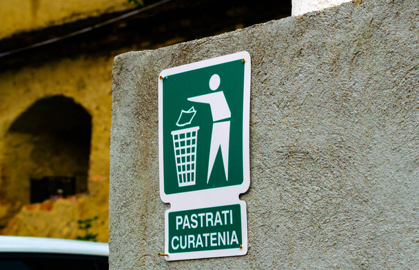 Un letrero verde en una pared en Rumania que dice "Manténgase limpio" - Carteles ecológicos y de reciclaje
 - Foto, Imagen