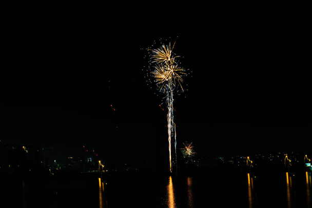 2020 New Year colorful fireworks exploding on the sky above Lacul Morii Lake, Bucharest, Romania - 1/1/2020 - Photo, Image