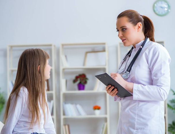 Kobieta lekarz pediatra sprawdzanie dziewczyna - Zdjęcie, obraz