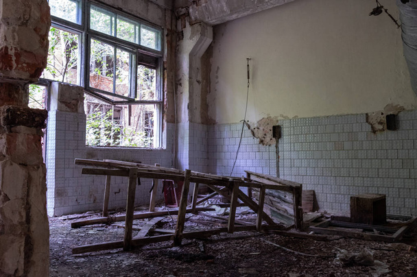 Руины в заброшенной комнате. Пекарня в Чернобыльской зоне. Заброшенный завод в Чернобыле
. - Фото, изображение