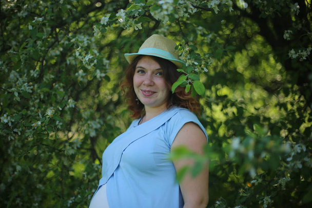 jeune femme aux cheveux roux bouclés au neuvième mois de grossesse
 - Photo, image