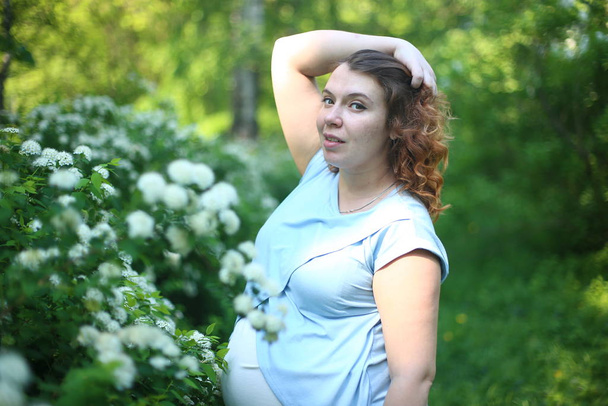 feliz menina bonita grávida com cabelo encaracolado gengibre
 - Foto, Imagem