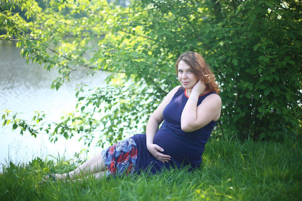 heureux enceinte belle fille avec bouclé gingembre cheveux
 - Photo, image
