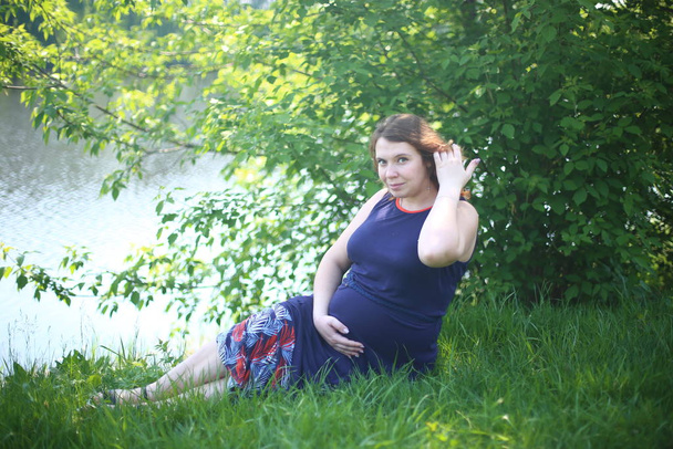feliz embarazada hermosa chica con pelo rizado jengibre
 - Foto, Imagen