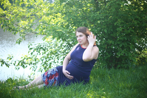 šťastná těhotná krásná dívka s kudrnaté zrzavé vlasy - Fotografie, Obrázek
