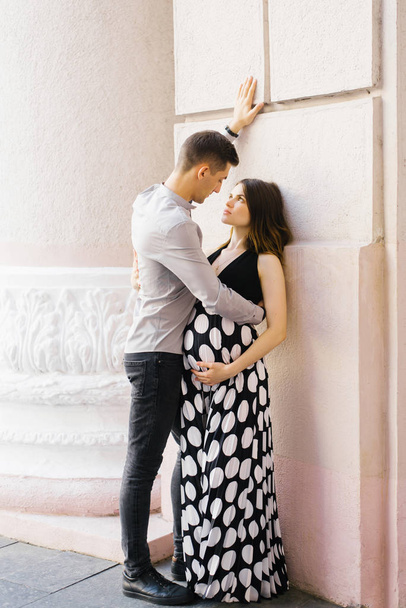 Elegante hermosa pareja embarazada en el amor en blanco y negro clo
 - Foto, Imagen