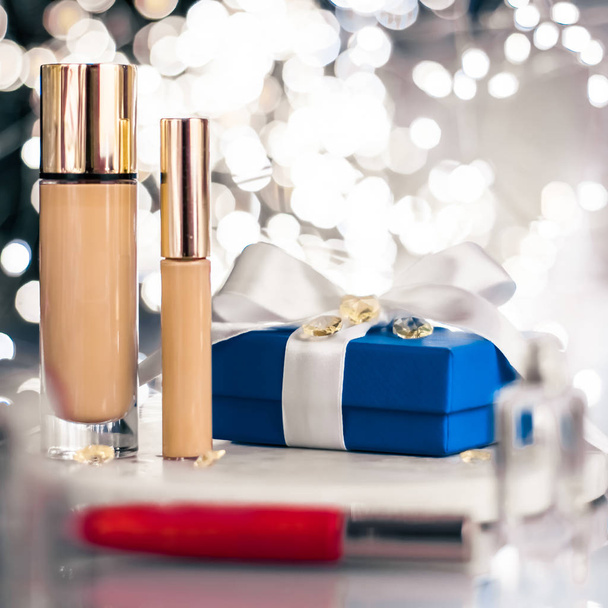 Base de maquillaje de vacaciones, corrector y caja de regalo azul, lu
 - Foto, imagen
