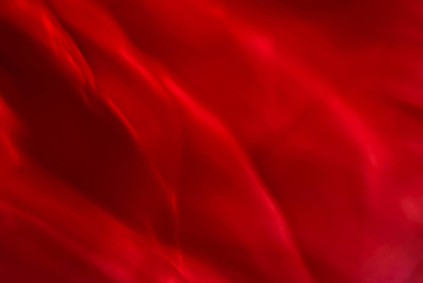 Κόκκινο αφηρημένο φόντο τέχνης, μεταξωτή υφή και γραμμές κύματος στο Moti - Φωτογραφία, εικόνα
