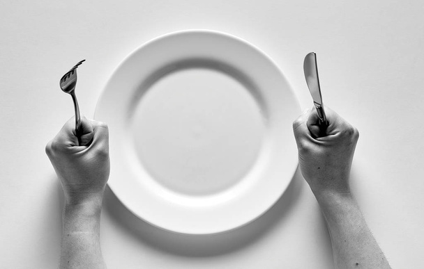 Вилка и нож в руках черно-белые
 - Фото, изображение