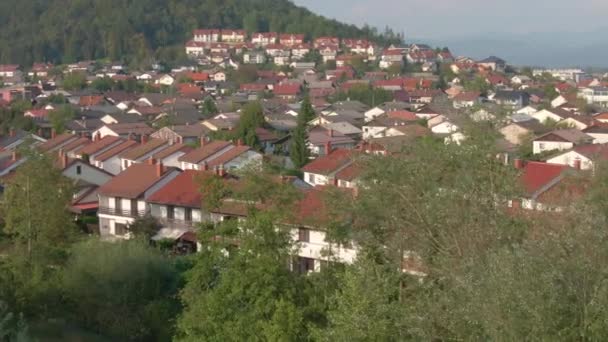 AERIAL: Repül a csendes kertvárosi házak felett egy napos nyári délután. - Felvétel, videó