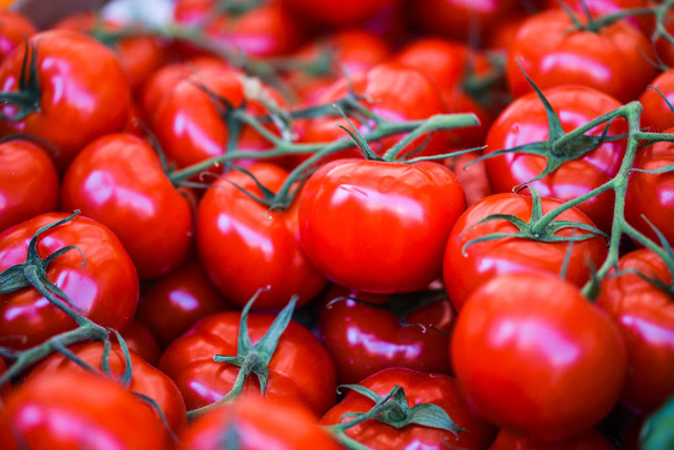 tomates fraîches sur le marché parisien
 - Photo, image