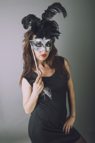 schönes junges Mädchen mit venezianischer Maske - Foto, Bild