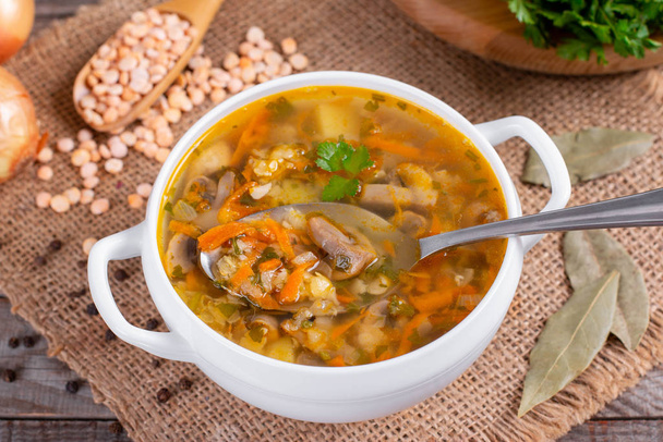 茸とエンドウ豆のスープのボウル - 写真・画像