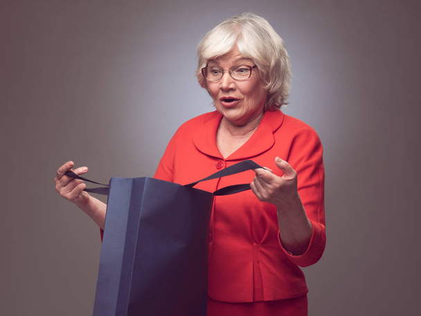 Shopping senior woman surprised - Φωτογραφία, εικόνα