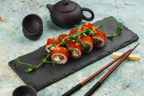 Japán konyha meleg sushi tekercsek az asztalon Egészséges és ízletes ételek - Fotó, kép