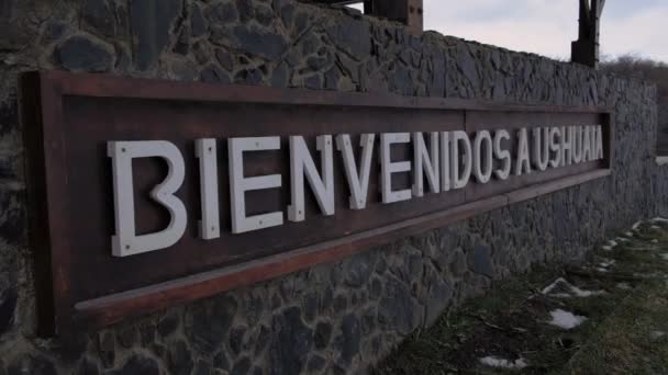 Close up view of Spanish Welcome Sign to Ushuaia, Argentyna - Materiał filmowy, wideo