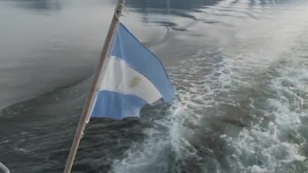 Vista De Bandera De Argentina En El Polo En La Parte Trasera Del Barco Con Olas En El Fondo
 - Imágenes, Vídeo