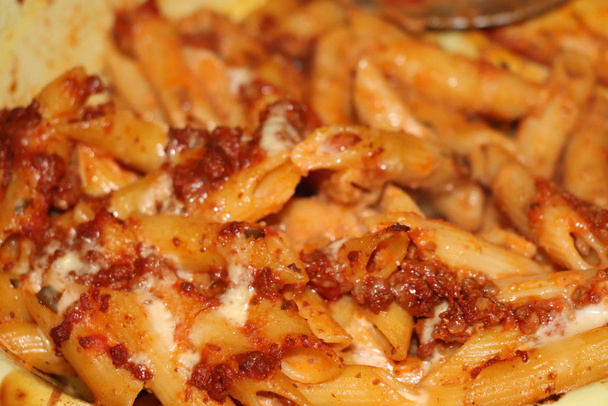 Kotitekoinen italialainen ruokalaji, jossa on makaronia ja juustoa. lautasella paistettua pastaa
 - Valokuva, kuva