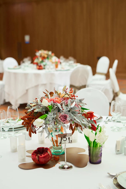 servicio de mesa de catering con cubiertos, servilletas y vasos en el restaurante antes de la fiesta - Foto, imagen