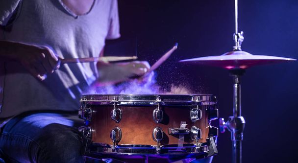 Un baterista toca la batería sobre un fondo azul. Hermosa especial ef
 - Foto, imagen