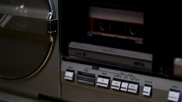 Allumez et éteignez le vieux lecteur de cassettes
 - Séquence, vidéo