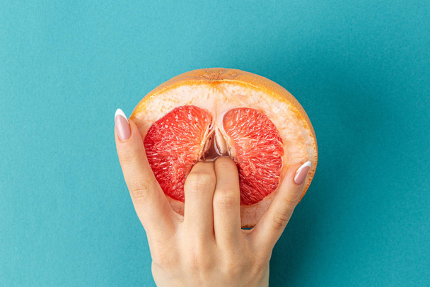 fruit composition fingers in grapefruit - Foto, Bild