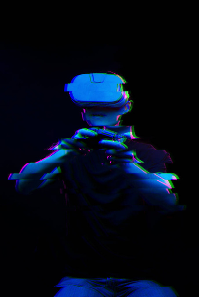 Homme avec casque de réalité virtuelle joue jeu. Image avec effet de pépin. - Photo, image