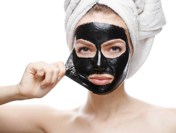 Mädchen nimmt Kosmetikmaske aus dem Gesicht - Foto, Bild
