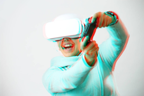 Mujer con auriculares de realidad virtual está jugando juego. Imagen con efecto glitch
. - Foto, Imagen