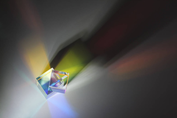 Dois cubos de prisma estão em cima um do outro e lançar um longo lado sh
 - Foto, Imagem