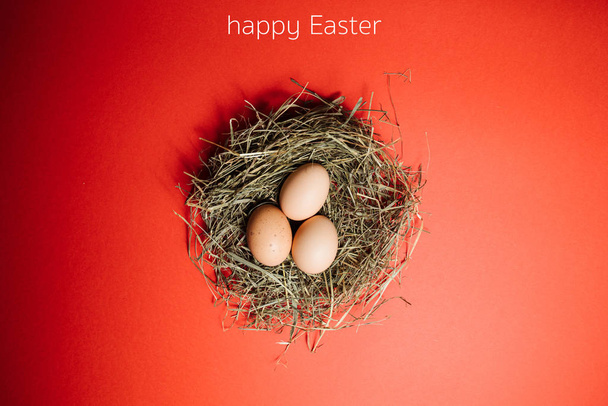 Čerstvá vejce na červeném pozadí. Veselé Velikonoce - Fotografie, Obrázek