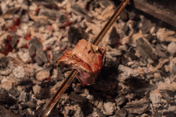 Detailní záběr chutného grilu na grilu. Proces vaření lahodný shashlik v přírodě. Lahodné jídlo - Fotografie, Obrázek