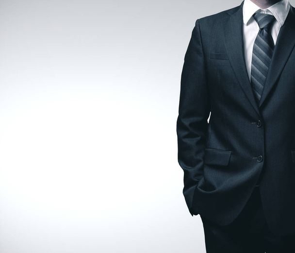 Επιχειρηματίας με μαύρο κοστούμι - Φωτογραφία, εικόνα